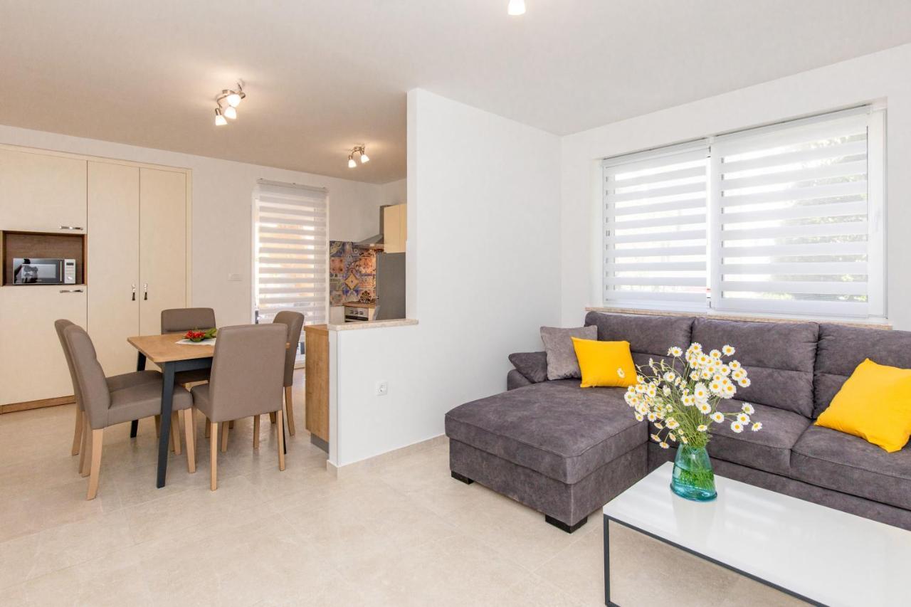 Apartman Ivona U Prizemlju Malinska Exteriör bild