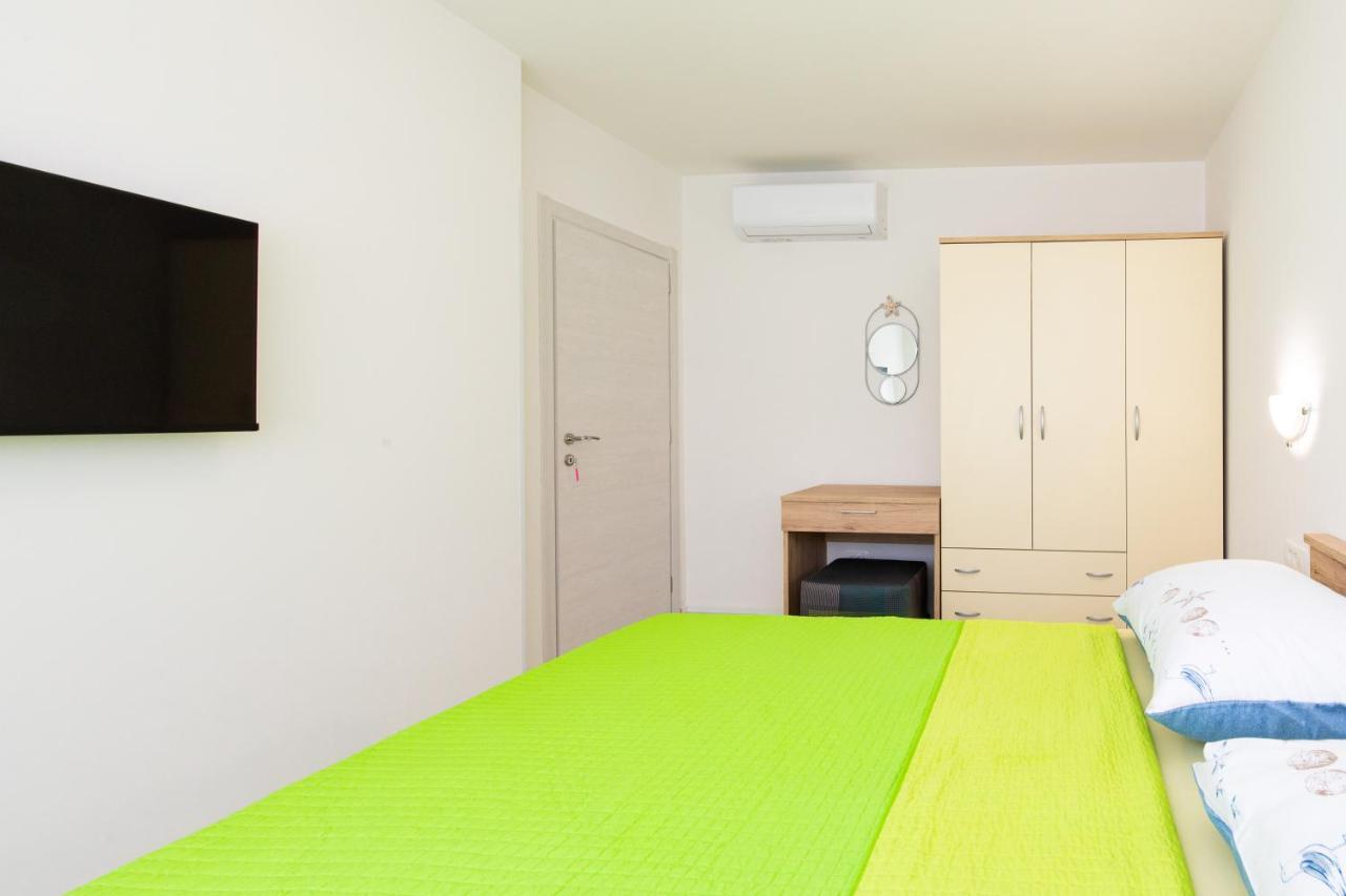 Apartman Ivona U Prizemlju Malinska Exteriör bild